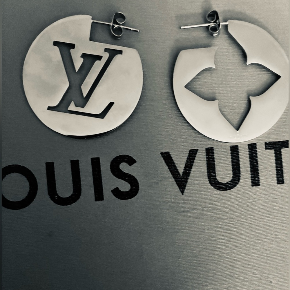 Gorgeous Silver Cutout LV Hoop Earrings❤️❤️😘